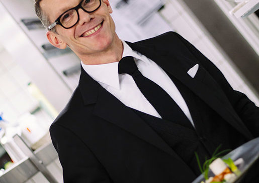 Medewerker Auberge serveert eten