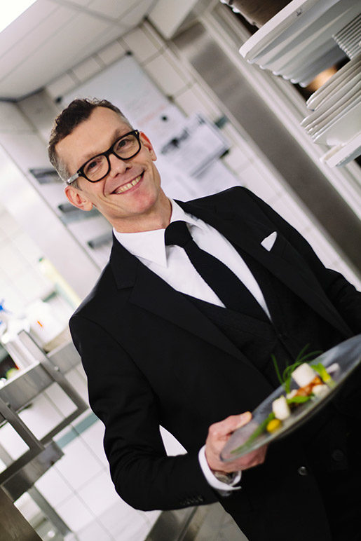 Medewerker Auberge serveert eten
